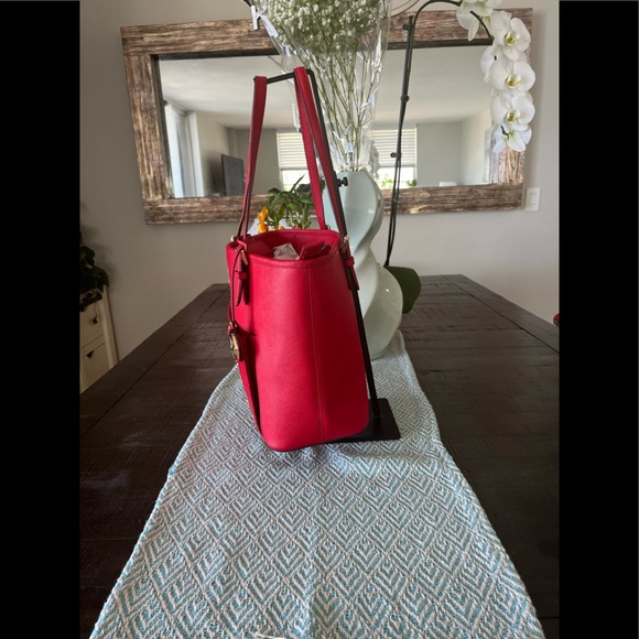Michael Kors Tote (Red) w/Gold Hardware. - Picture 7 of 10